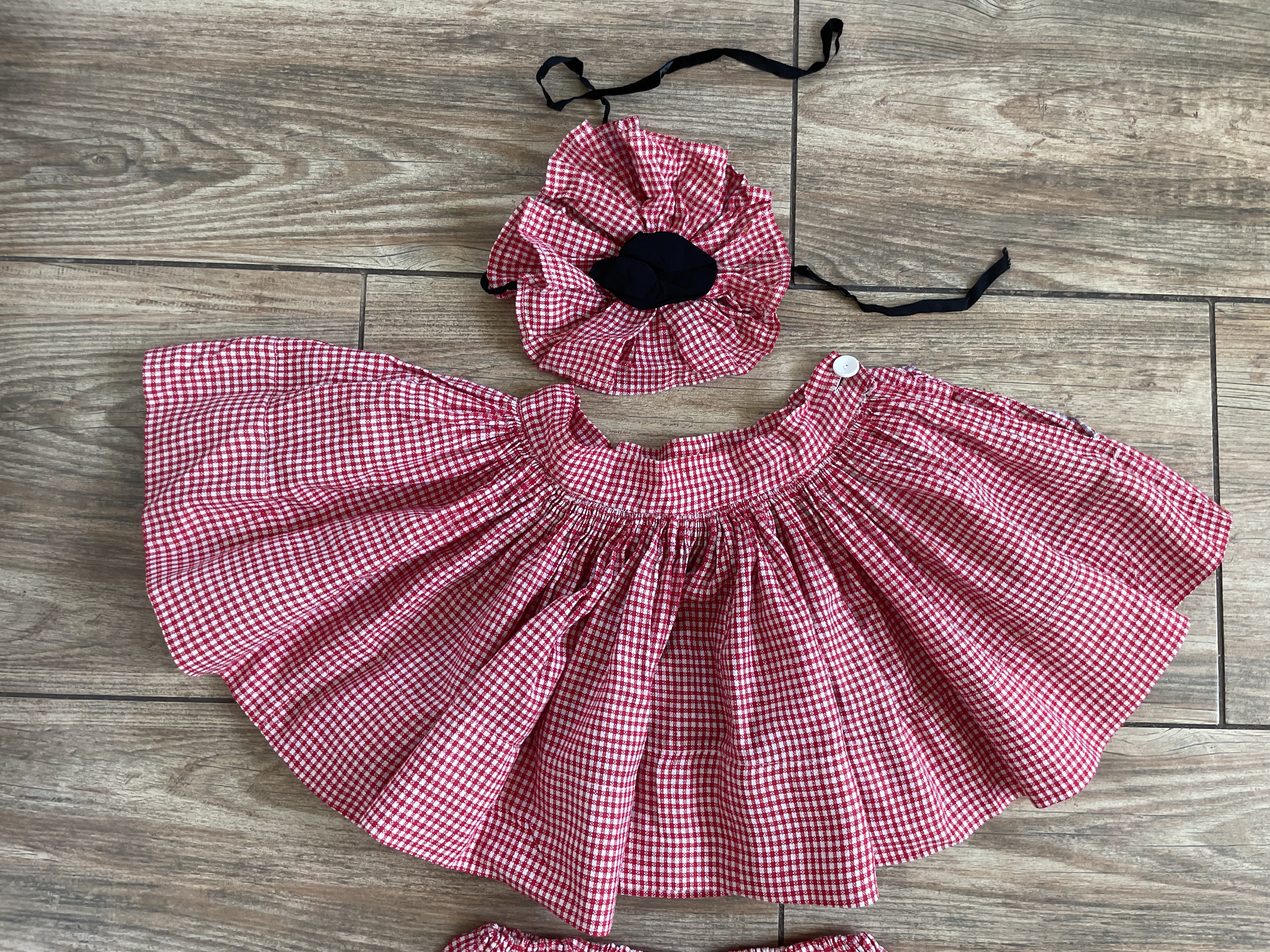 dívčí kostým sukně, spodky, čepička