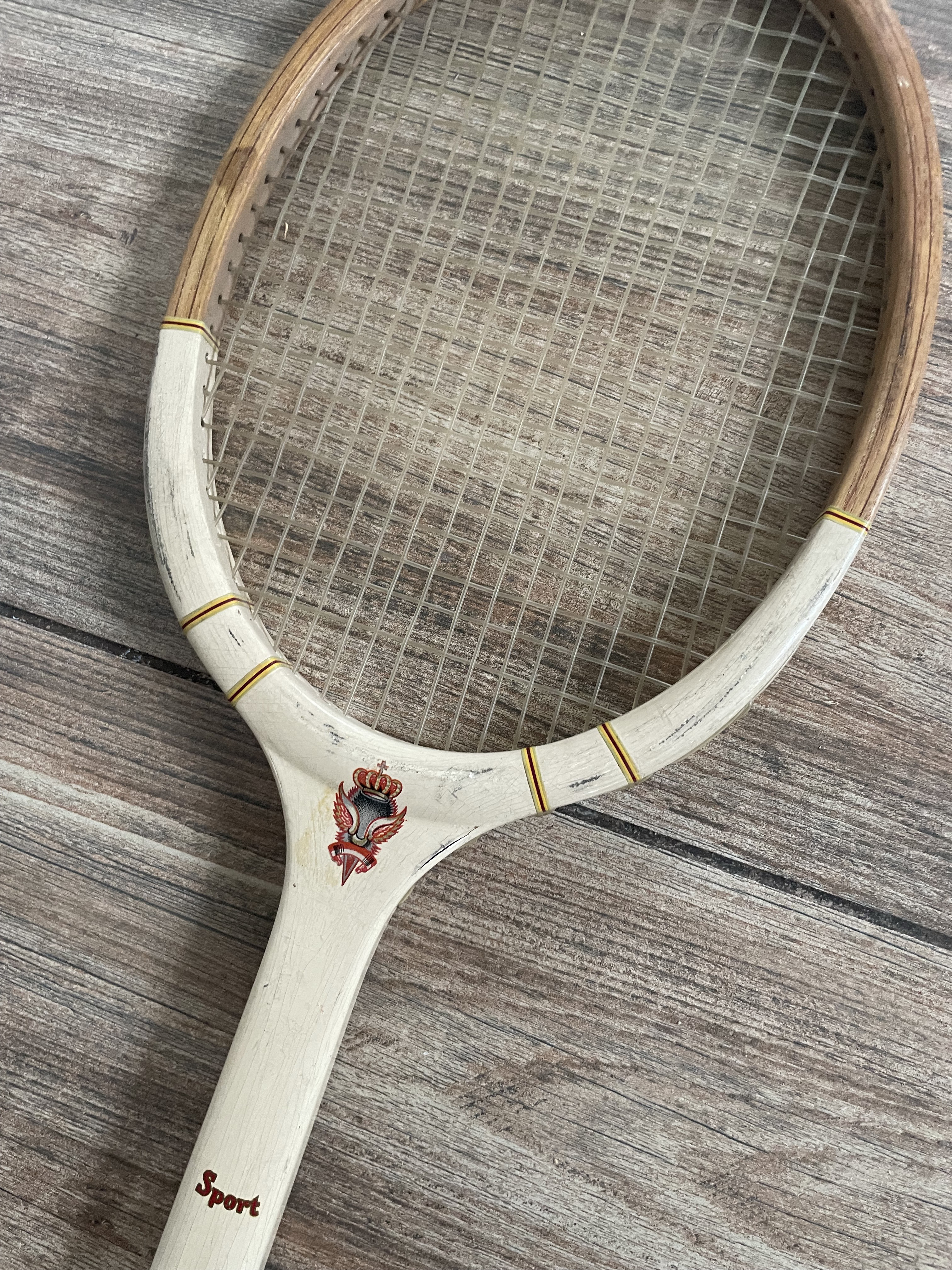 stará dřevěná pálka na tenis