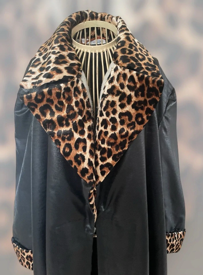 karnevalový kostým PLÁŠŤ S LEOPARDÍM LÍMCEM vel. XL