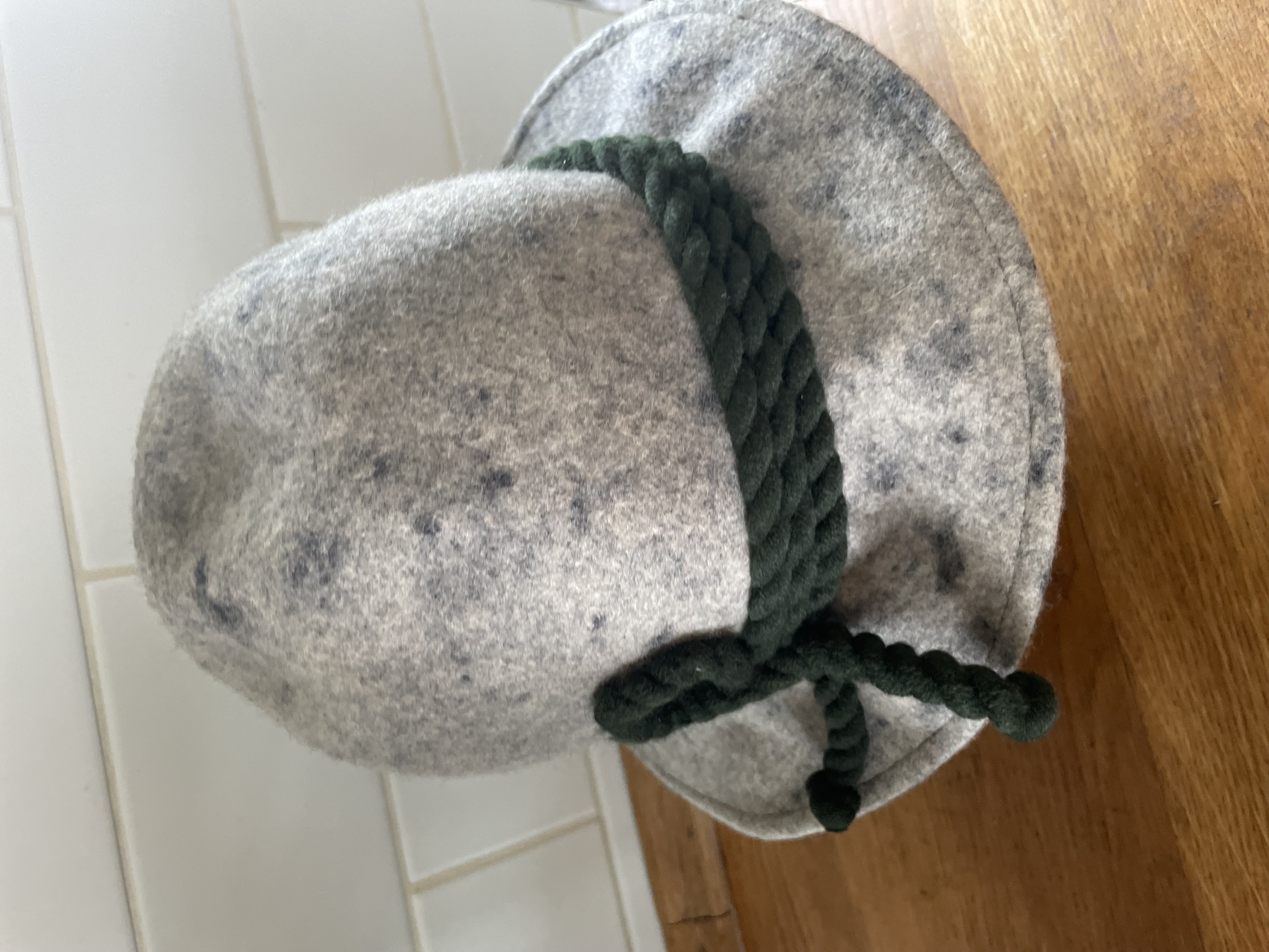 Pánský klobouk v selském, mysliveckém stylu 