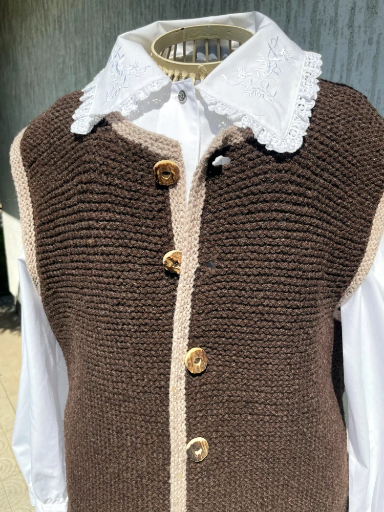 Dámská pletená vesta v selském, dobovém, mysliveckém  stylu vel. 42