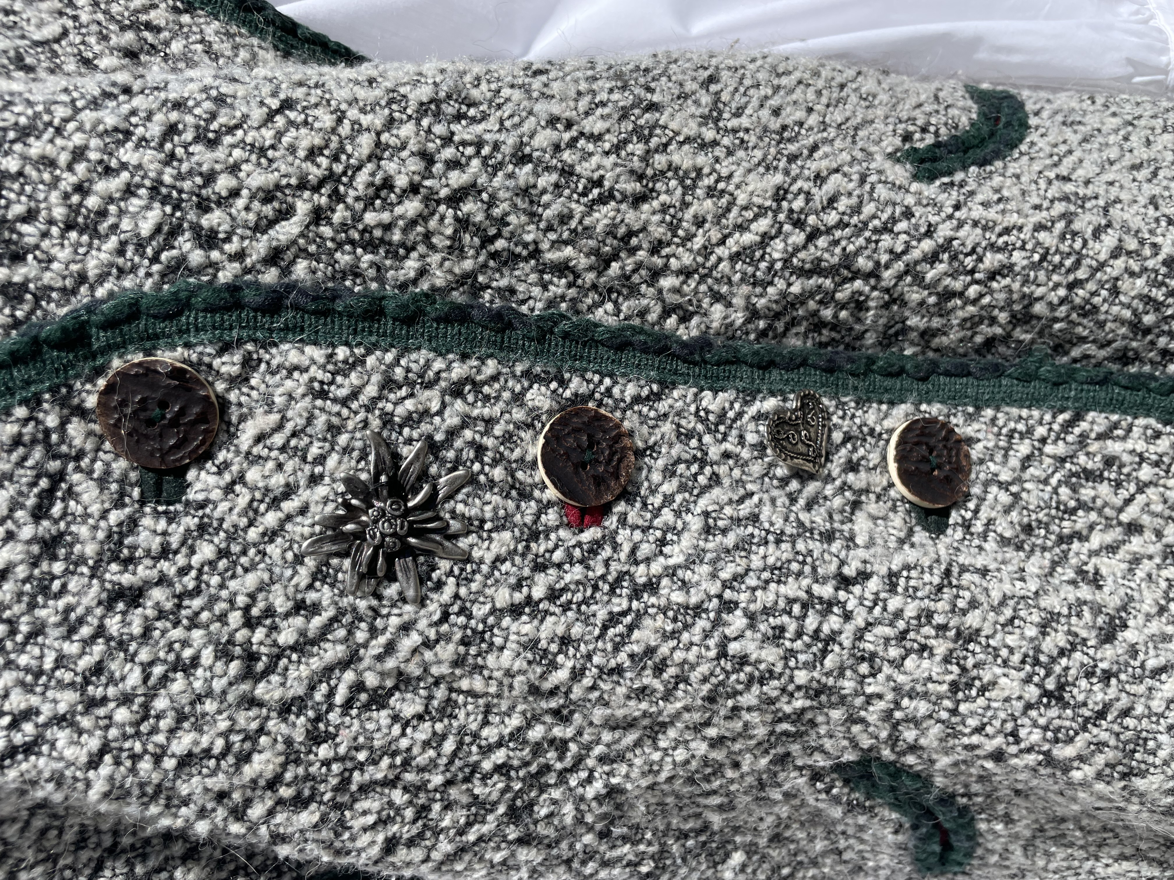 Dámská vlněná vesta v selském, mysliveckém stylu vel. 42