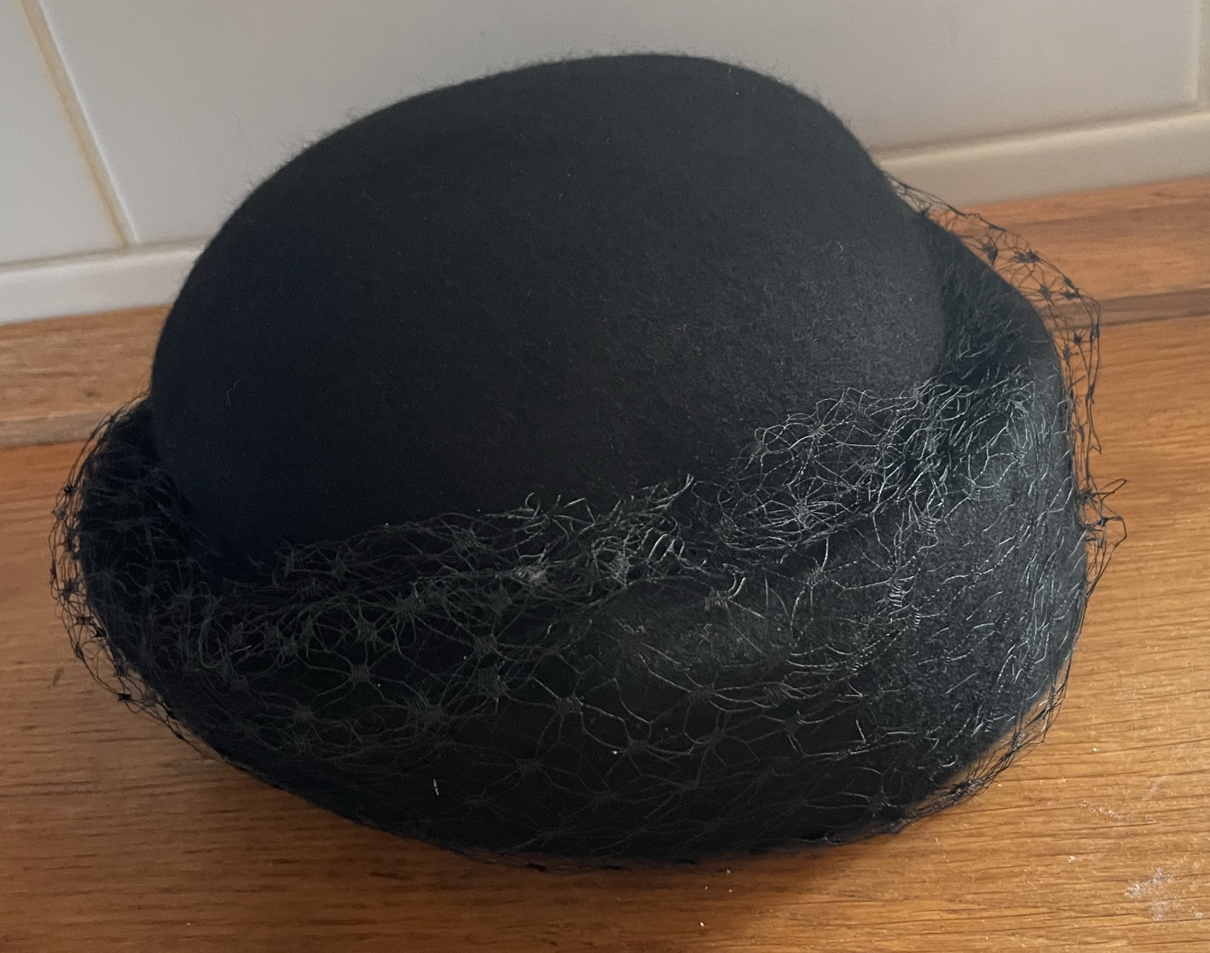 Dámský elegantní klobouk se závojem