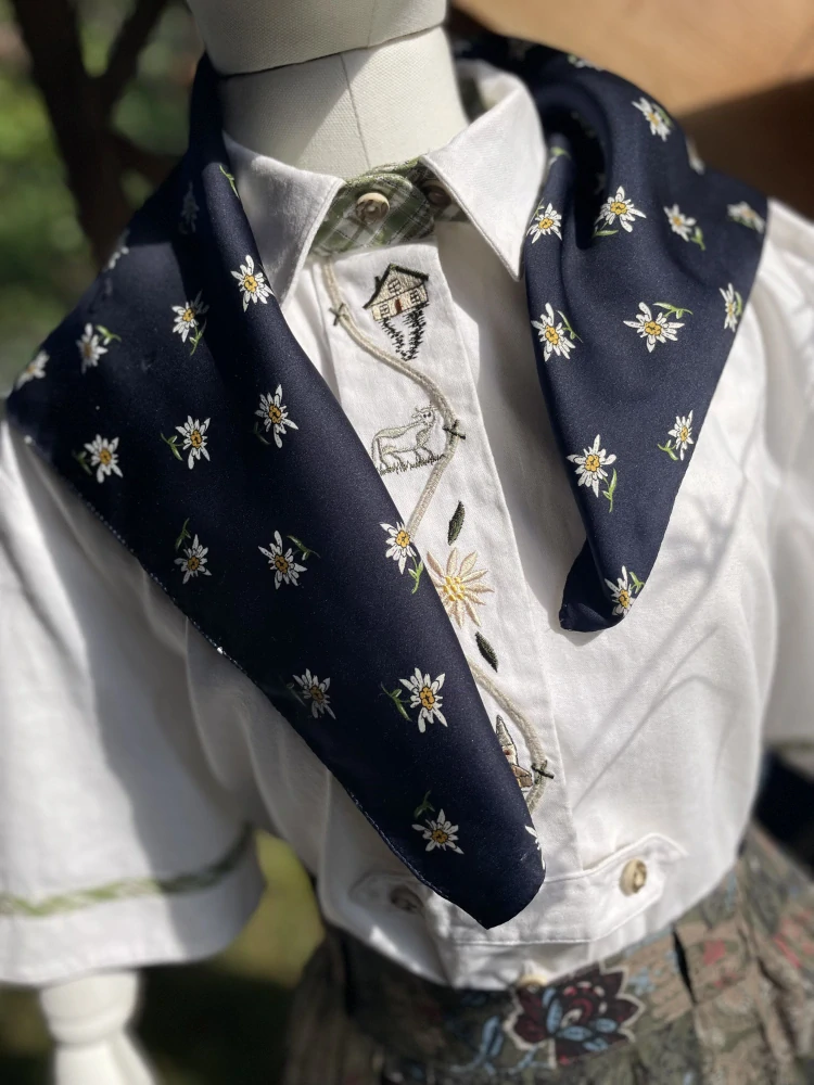 Jemný šátek v dirndl stylu