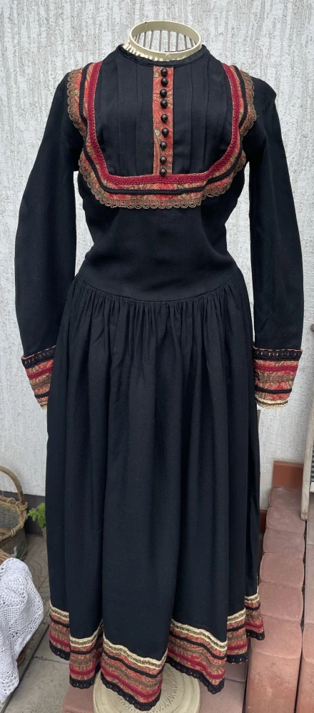 Divadelní šaty ve folklorním stylu vel. 36