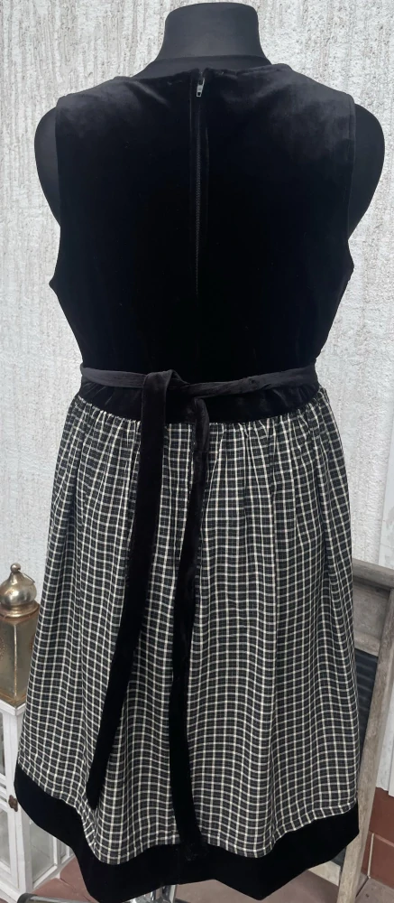 Dívčí šaty v selském stylu vel. 140