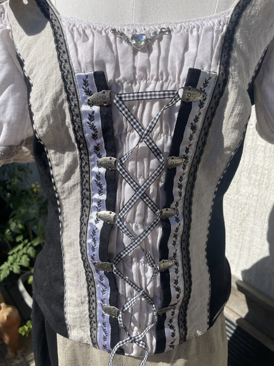 Dámská halenka živůtek v selském, dobovém, dirndl stylu na Oktoberfest vel. 42
