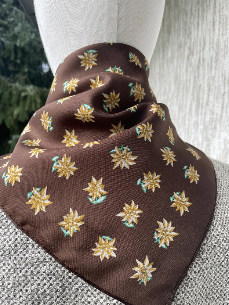 Šátek v selském, dirndl, vintage stylu