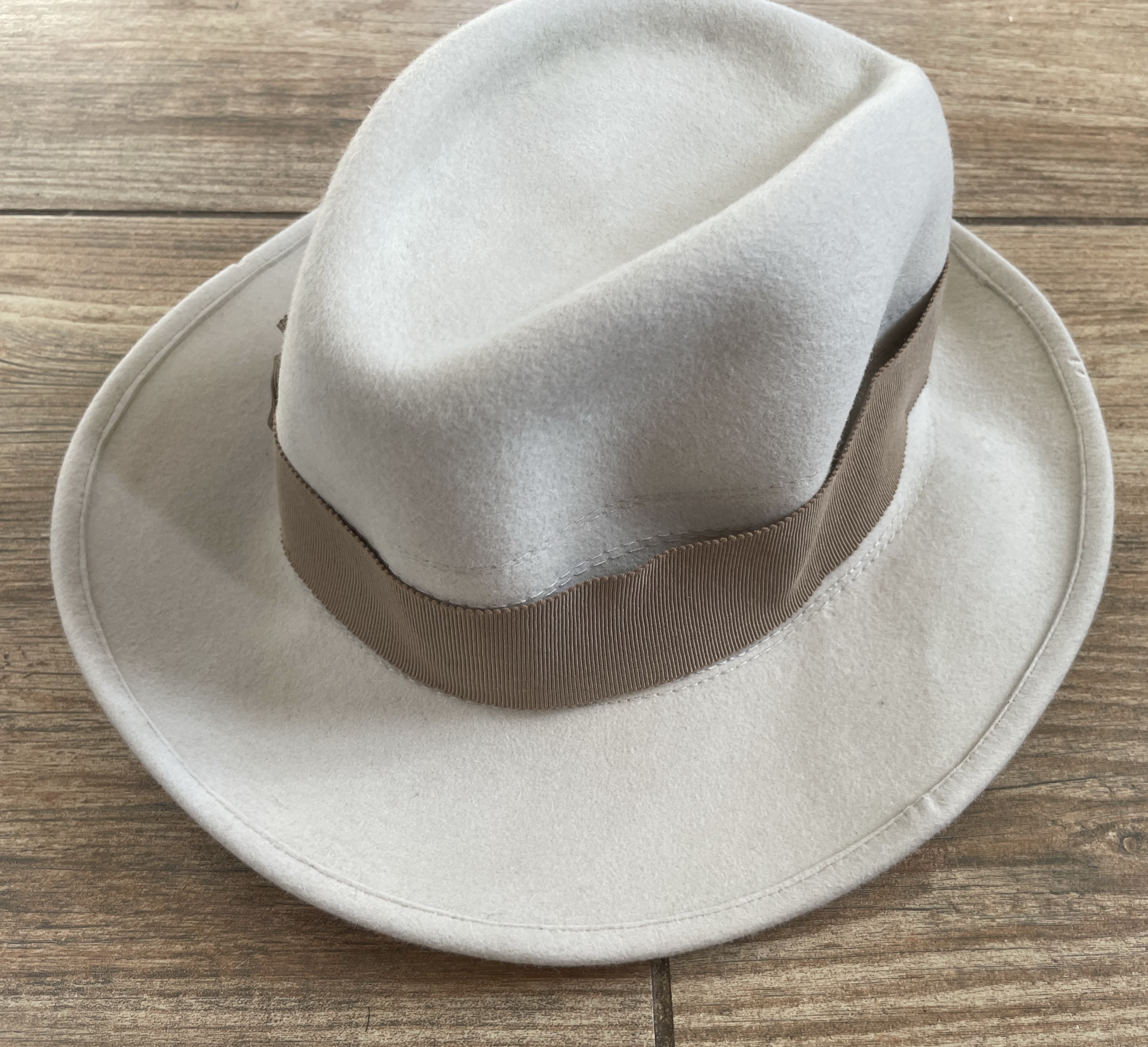 dámský dobový elegantní klobouk