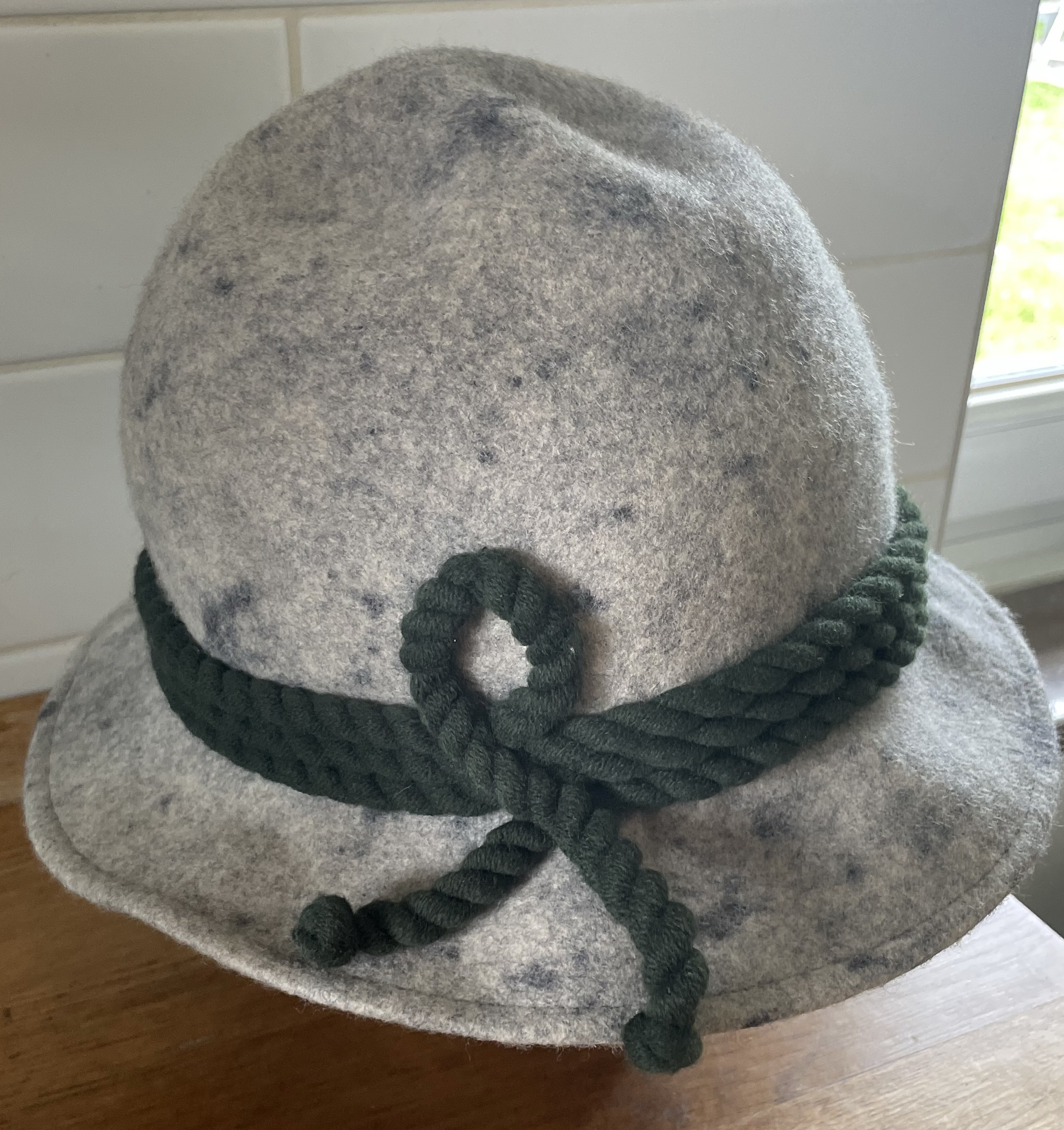 Pánský klobouk v selském, mysliveckém stylu 