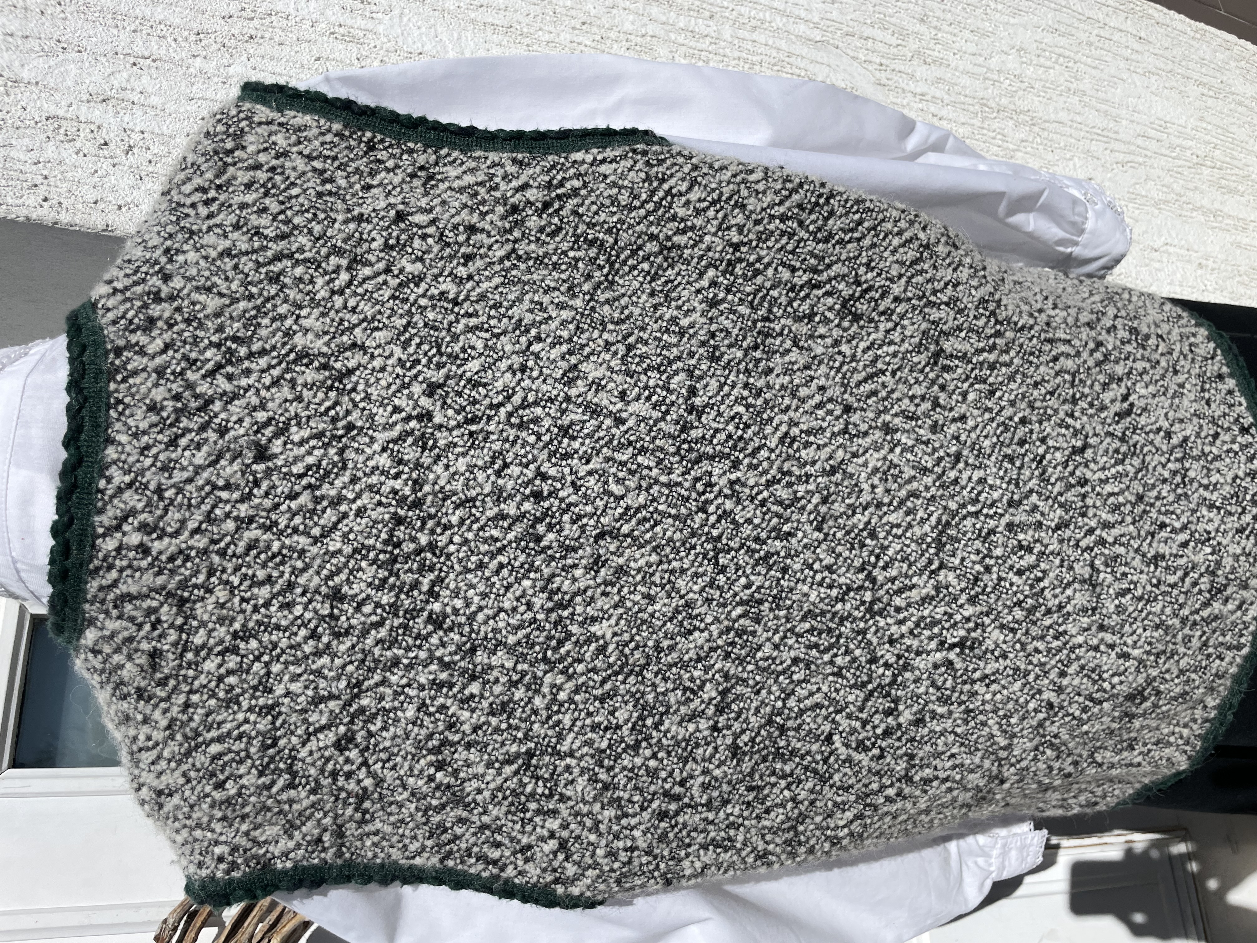 Dámská vlněná vesta v selském, mysliveckém stylu vel. 42