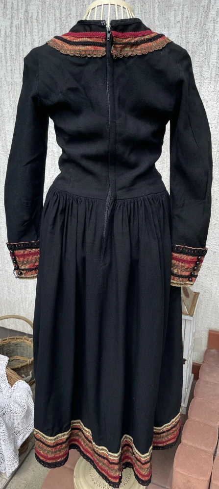 Divadelní šaty ve folklorním stylu vel. 36
