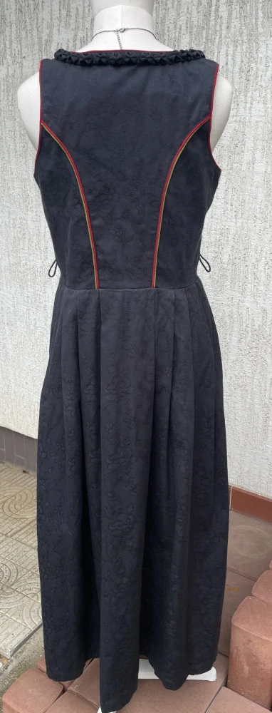 Dámské dirndl šaty vel. 40  VADA 