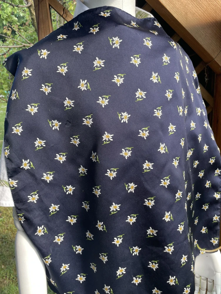 Jemný šátek v dirndl stylu