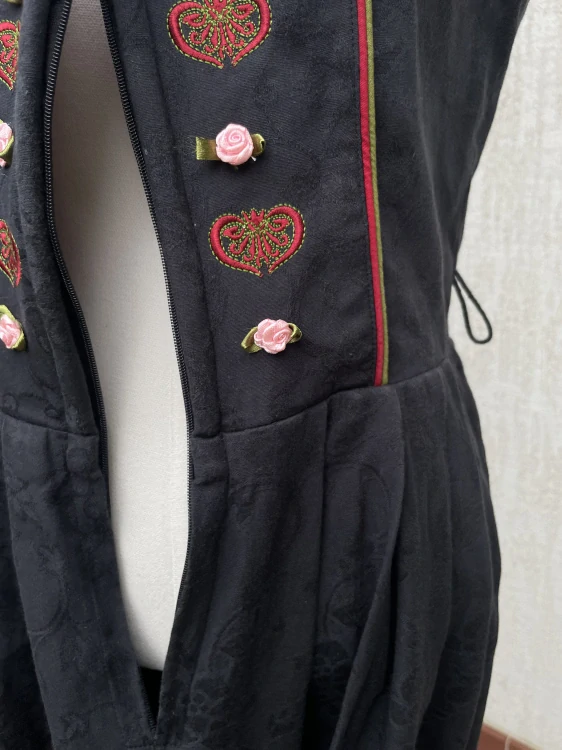 Dámské dirndl šaty vel. 40  VADA 