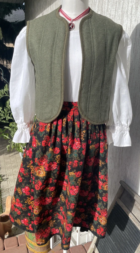 Dámská oboustranná vesta v selském, mysliveckém stylu vel. 40