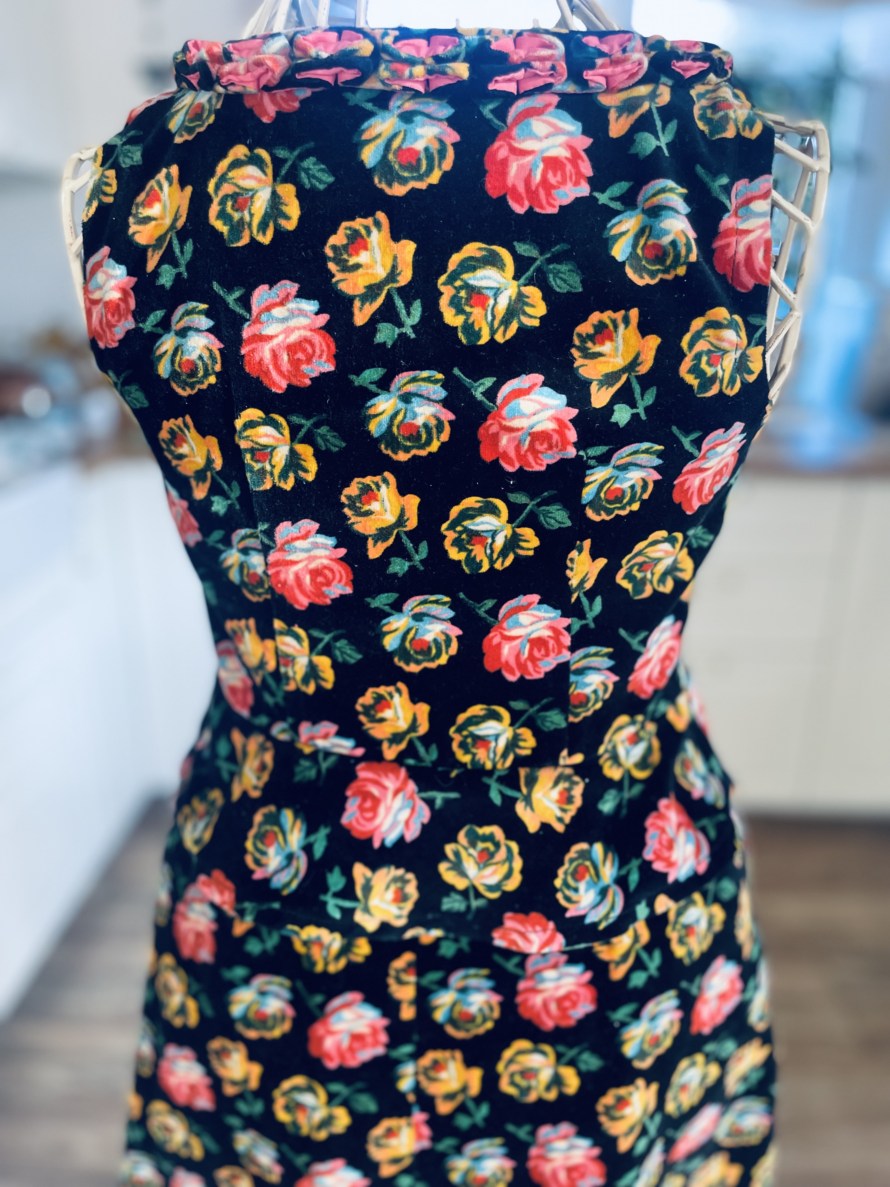 Dívčí / dámské šaty dirndl, dobový, selský styl vel. XXS