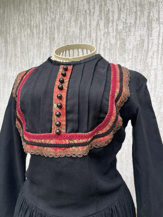 Divadelní šaty ve folklorním stylu vel. 36