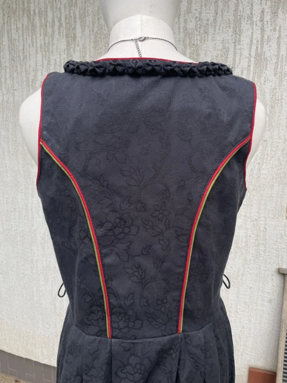 Dámské dirndl šaty vel. 40  VADA 