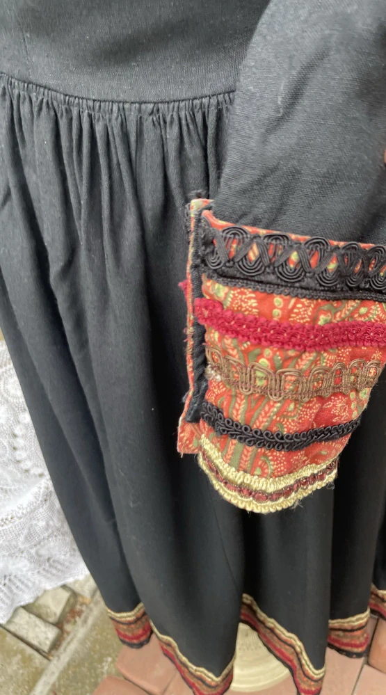 Divadelní šaty ve folklorním stylu vel. 36