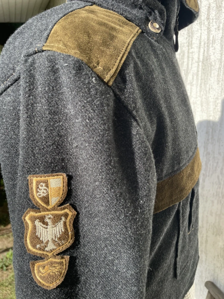 vlněný kabátek s kapucí v dobovém stylu vel. M 