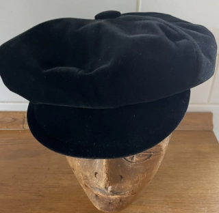 Dětská čepice s kšiltem dobový styl