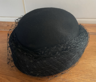 Dámský elegantní klobouk se závojem