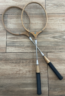 2x dřevěná pálka na badminton