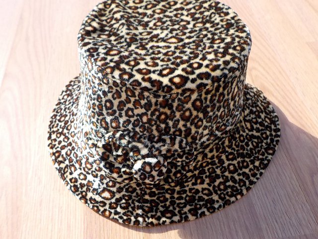 DÁMSKÝ KLOBOUK HUČKA S LEOPARDÍM VZOREM