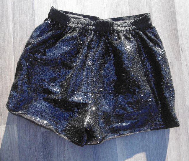 dívčí elegantní flitříkové kraťasy 9-10 let > 140